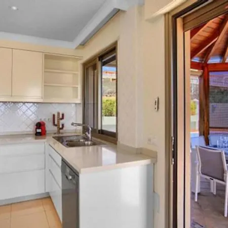 Luxe Happy Holidays & Private Pool Villa