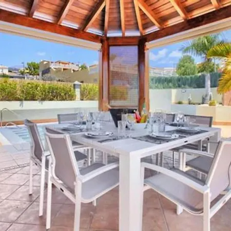 Luxe Happy Holidays & Private Pool Villa *