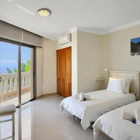 Luxe Happy Holidays & Private Pool Villa
