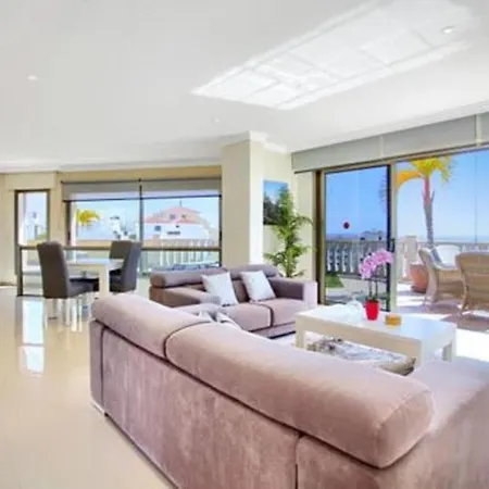 Luxe Happy Holidays & Private Pool Villa *